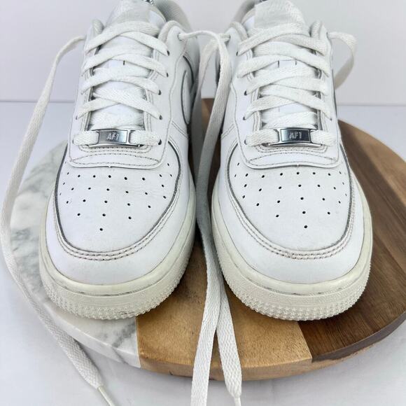 Nike Air Force 1 Low Triple White Shoes 314192-117 Youth Boys 5.5 Women's 7 - Picture 5 of 9